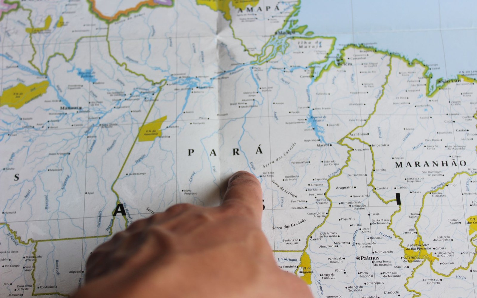 A finger points to the state of Pará on a map of northern Brazil